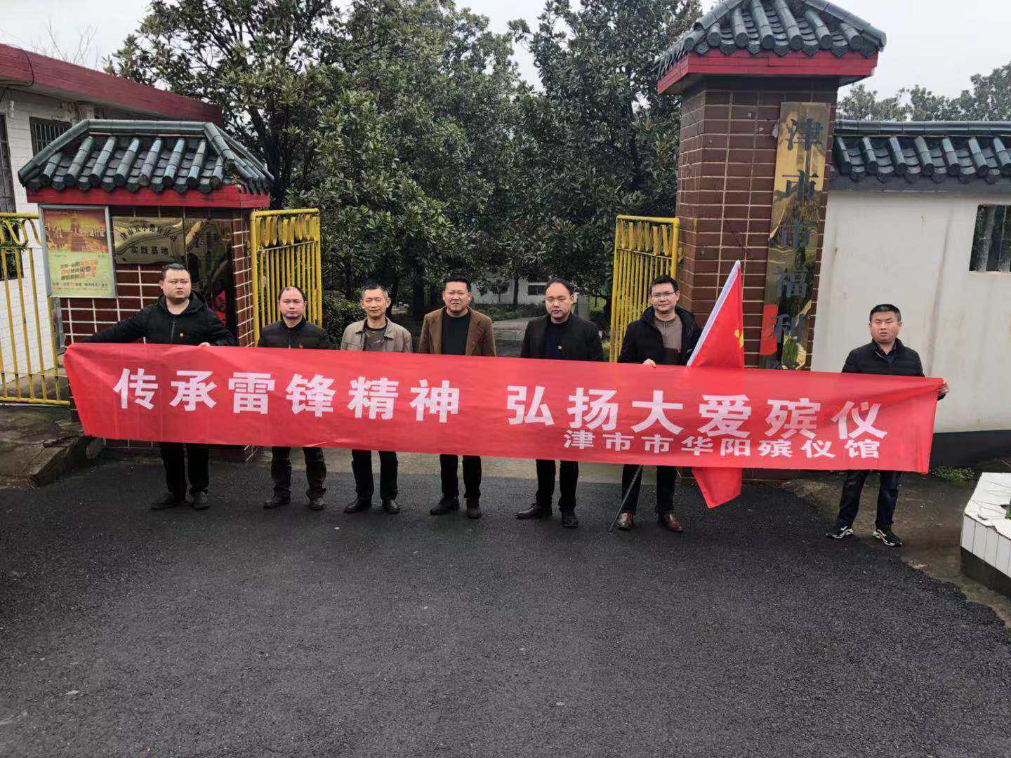 走进福利院.jpg